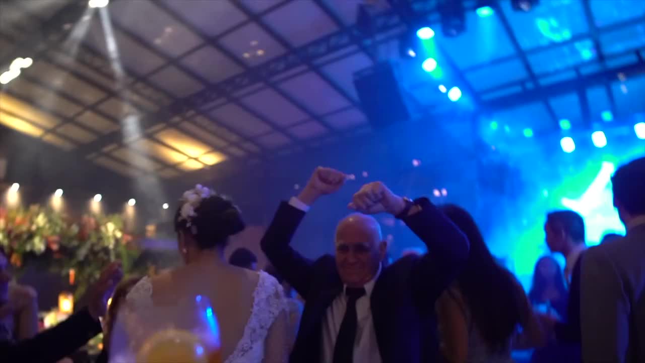 婚礼宾客在派对上跳舞视频下载
