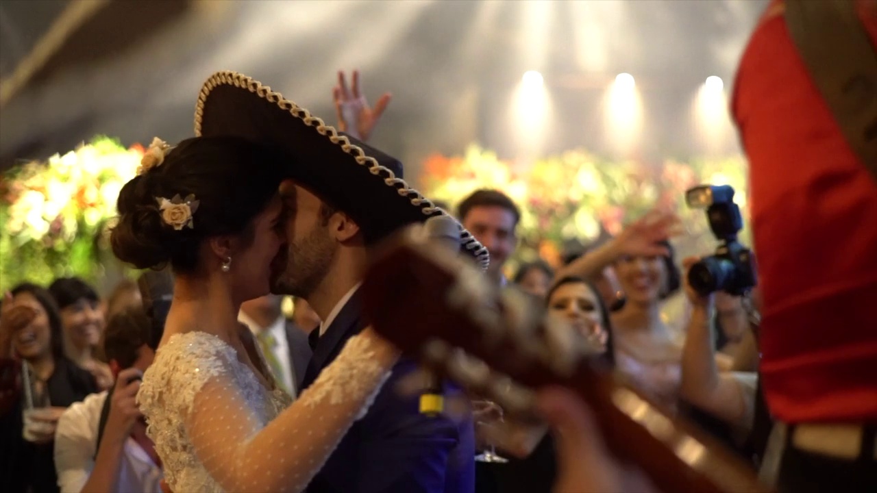 新婚夫妇在派对上跳墨西哥音乐视频下载
