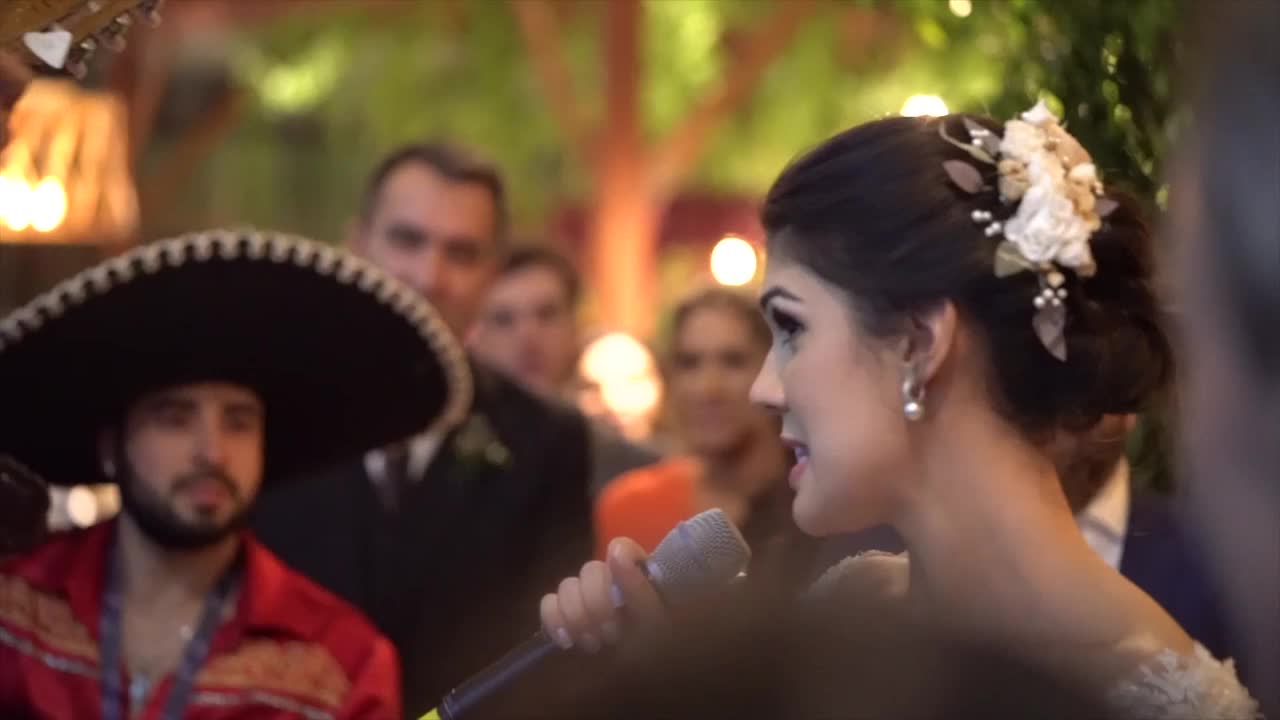 新婚夫妇在听墨西哥音乐时接吻视频素材