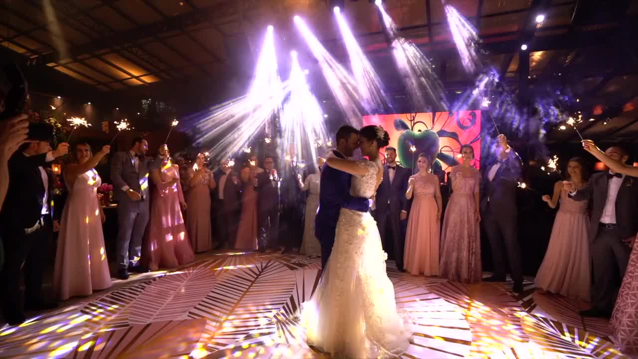 新婚夫妇在舞池里跳华尔兹视频下载