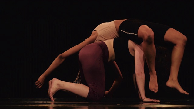 戏剧性的现代舞表演，女子躺在彼此的背上视频下载