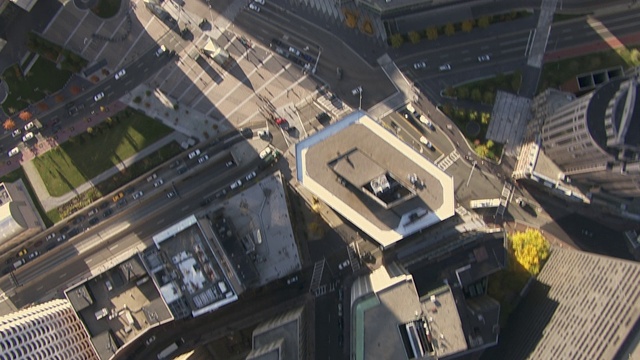 美国马萨诸塞州波士顿市中心现代摩天大楼和街道的鸟瞰图视频素材