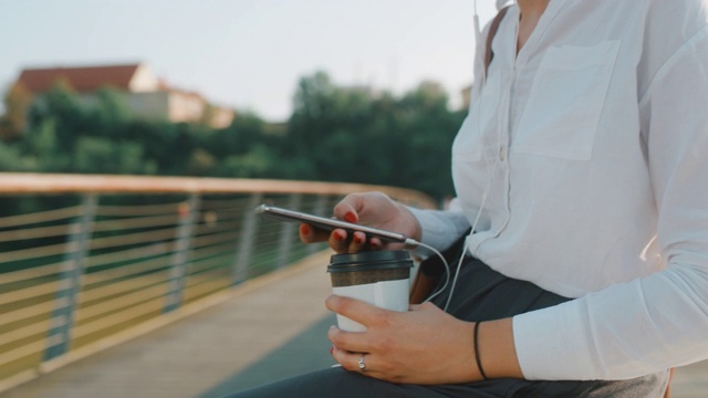 微软:一个不知名的商业女性用智能手机带走咖啡视频素材