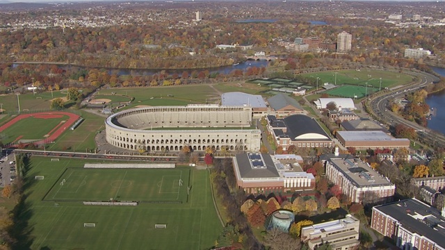 哈佛体育场鸟瞰图与波士顿市景，马萨诸塞州，美国视频素材