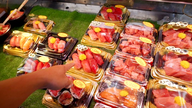 在日本鱼市买寿司的人。视频素材
