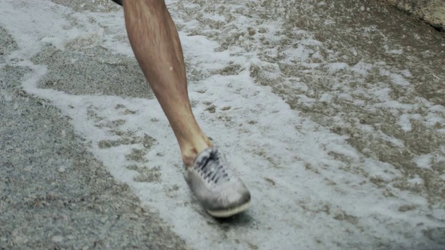 一个运动的年轻人慢跑的近腿镜头视频素材