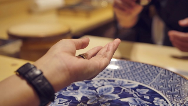 在日式omagase餐厅制作金枪鱼生鱼片的厨师之手。视频素材