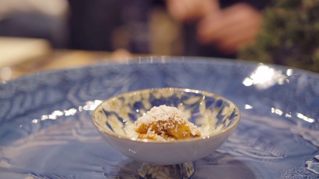 厨师的手在日式料理上撒盐调味视频素材