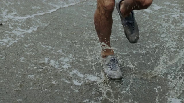 一个运动的年轻人慢跑的近腿镜头视频素材