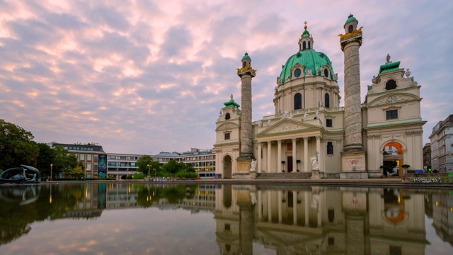 在奥地利维也纳的卡尔小教堂或圣查尔斯教堂，日出时的移动云视频下载