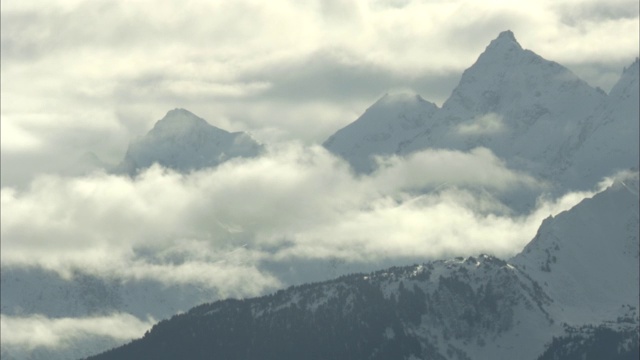 云在陡峭的山上飘荡。视频下载