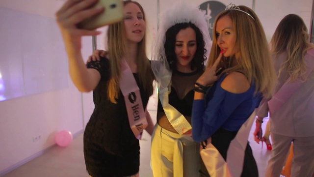 三个女孩在俱乐部聚会上自拍视频下载