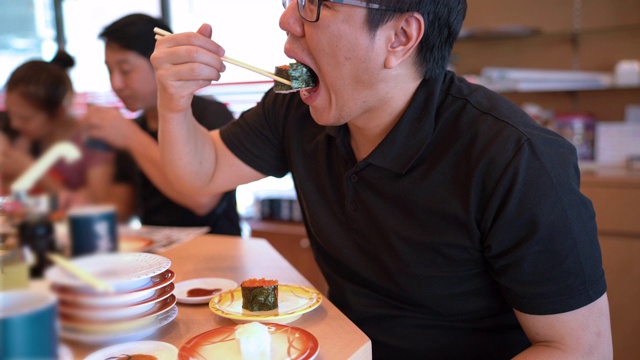 亚洲人正在吃日本料理视频素材