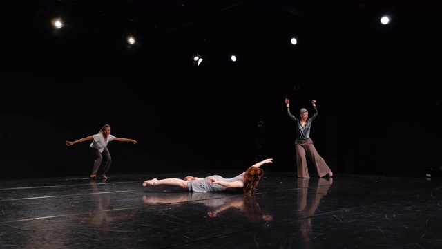 现代舞与三个女人表演各种舞蹈视频下载