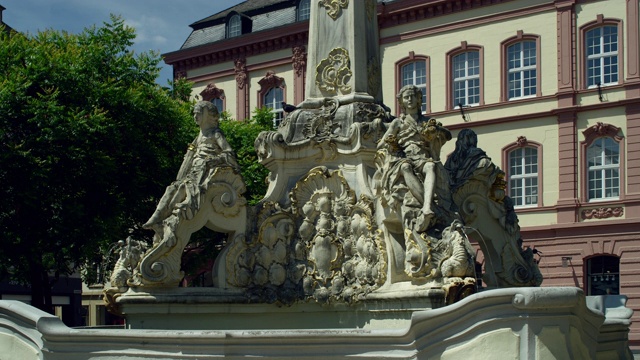 圣乔治喷泉(Georgsbrunnen)，喷泉是建立在美丽的洛可可风格。,特里尔,德国视频素材