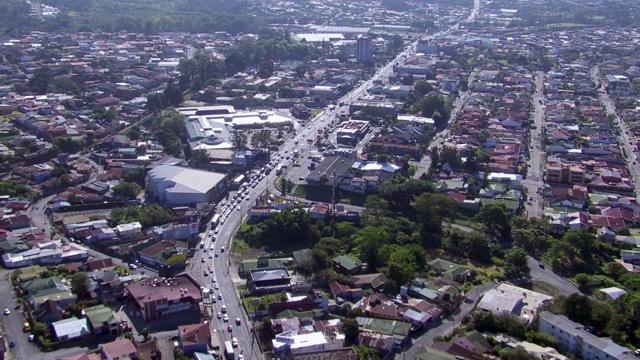 车辆在哥斯达黎加圣何塞街道上行驶的鸟瞰图视频素材