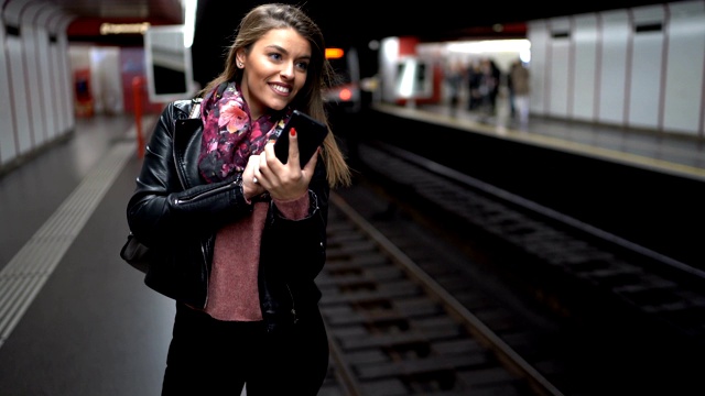 一个年轻女人在地铁里发短信视频素材