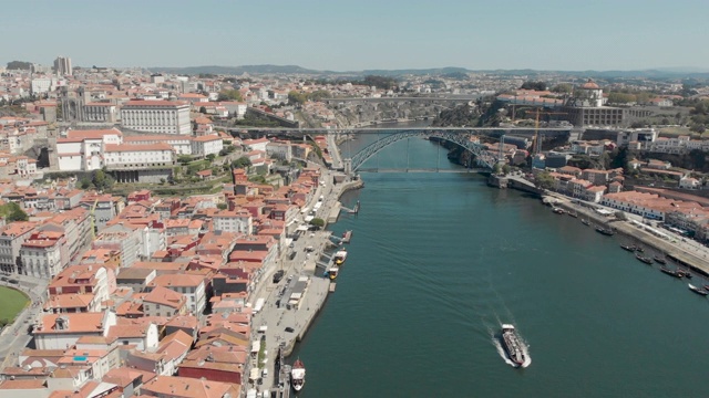 葡萄牙波尔图航拍4k无人机拍摄的晴朗夏日波尔图和盖亚城市的景象。视频下载