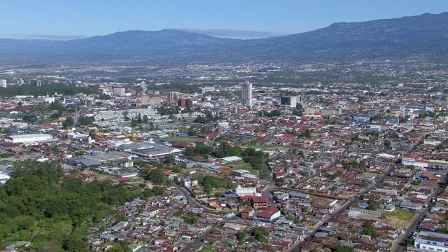 鸟瞰图的圣何塞城市景观与山的背景，哥斯达黎加视频素材