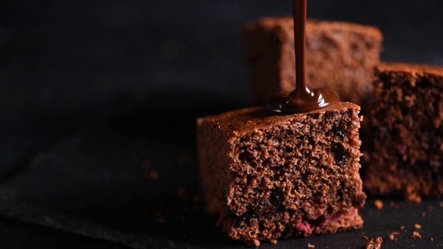 巧克力浇在蛋糕上视频素材