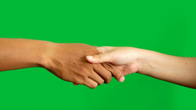 4 k。不同肤色的男女为商业交易协议握手，隔离在色度键绿色屏幕背景上视频下载