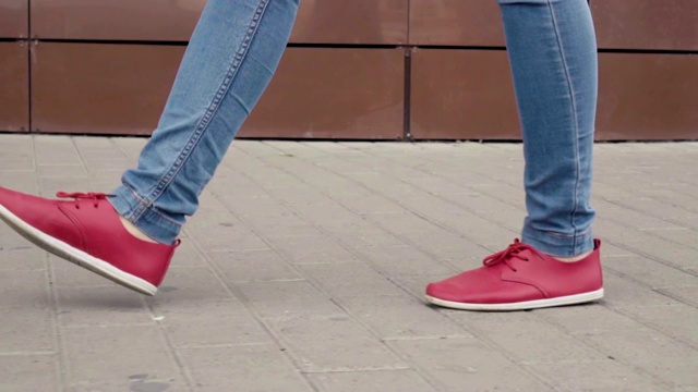 近距离的女人的腿在红色运动鞋。视频素材
