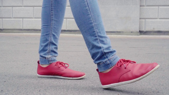 走在街上的女人。闭合女人的腿在红色的鞋子。侧视图视频素材