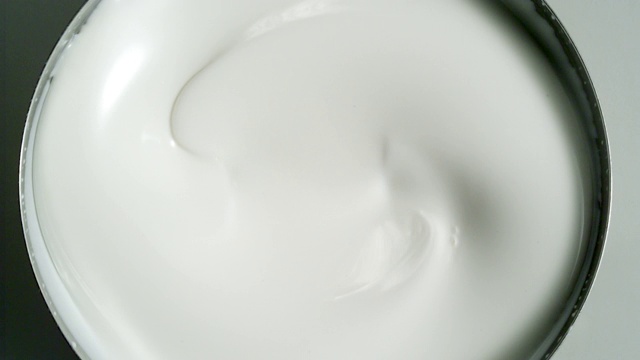 漩涡状的酸奶。视频素材