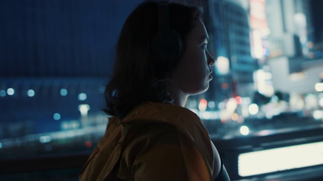日本东京，一名年轻女子晚上在外面散步视频素材