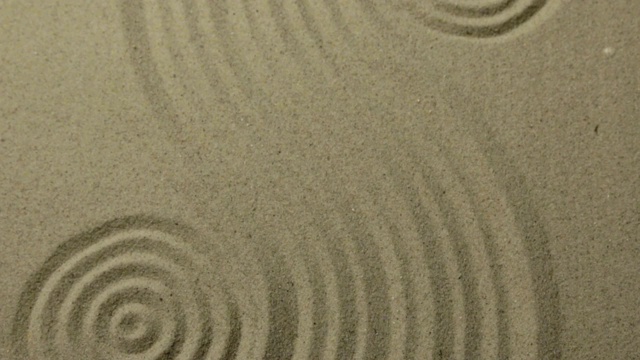 全景。沙子上的圆圈和曲线。纹理的沙子。视频下载