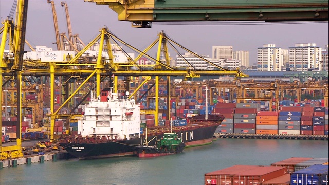 船只停靠在新加坡港的集装箱码头。视频素材