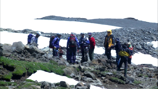 在巴塔哥尼亚雪山中的大本营，一支登山队正在准备他们的装备。视频下载