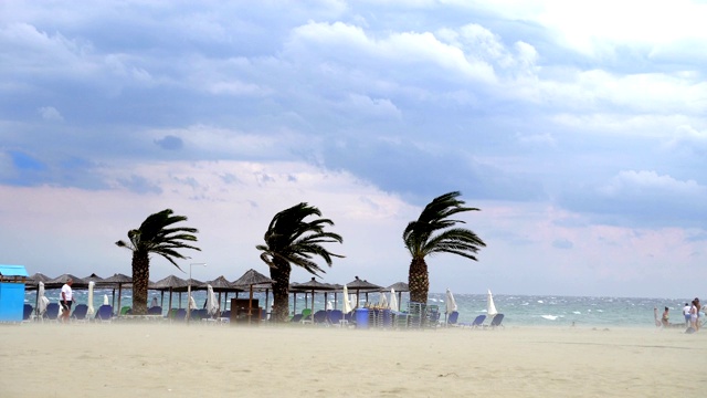 一场飓风即将袭击这个加勒比海滩小屋。海洋狂暴，天空显示了热带风暴，自然的力量被证明。海浪冲击着海岸视频下载
