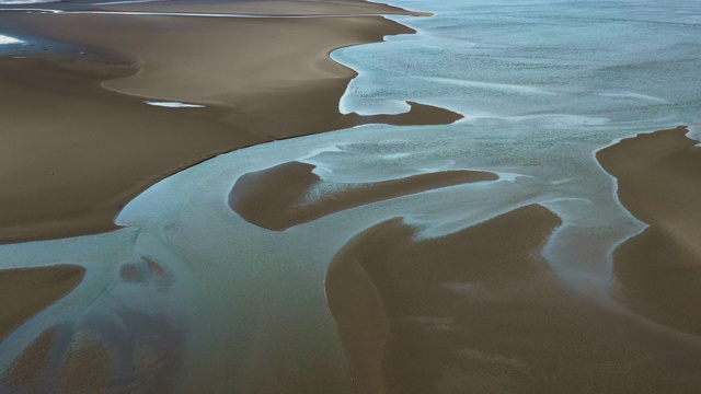 白天，北威尔士，从空中俯瞰一个涨潮的河口视频下载