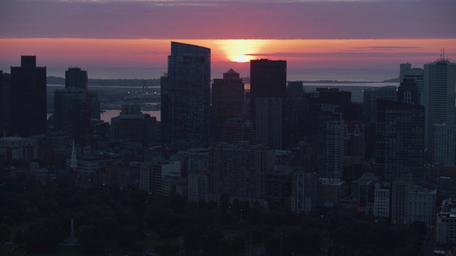 倾斜镜头的波士顿天际线在日出视频下载