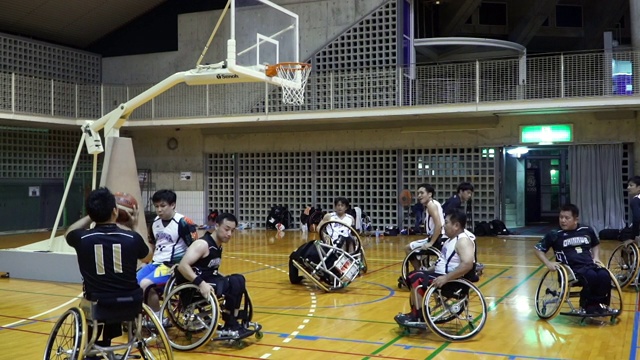 中等镜头的适应运动员打职业轮椅篮球视频下载