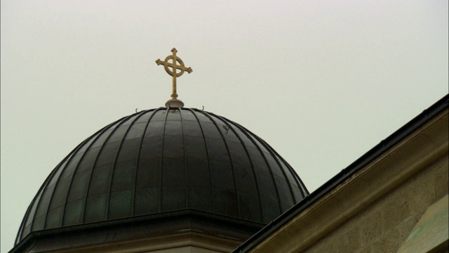 十字架在一个圆屋顶上。视频下载