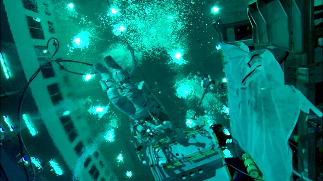宇航员在中性浮力实验室训练。视频下载