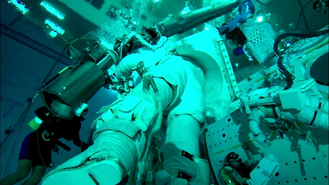 宇航员在中性浮力实验室训练。视频素材
