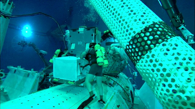 宇航员在中性浮力实验室训练。视频素材