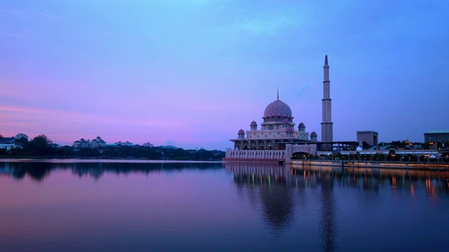在雾霾天气下，日落在普特拉清真寺(Masjid Putra)的延时视频。29帧速率剪辑视频下载