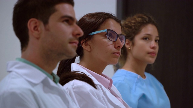 一组医生和护士在医院上课期间密切关注视频素材