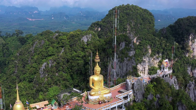 鸟瞰图虎洞寺，佛山顶与蓝天Wat Tham Seua，甲米，泰国视频素材
