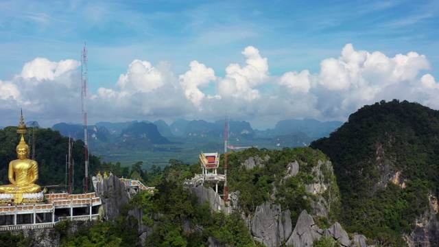 鸟瞰图虎洞寺，佛山顶与蓝天Wat Tham Seua，甲米，泰国视频素材