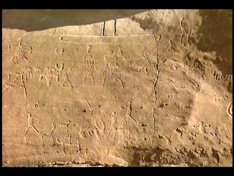 古老的普韦布洛人的岩画覆盖着石墙。视频素材