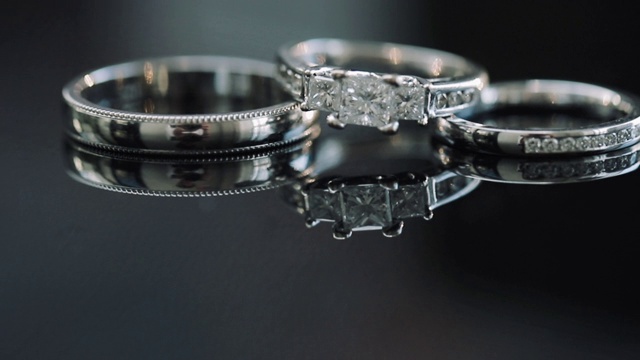 两个结婚戒指和订婚戒指的组成。视频素材