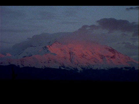 日落时，麦金利山升起浓烟。视频下载