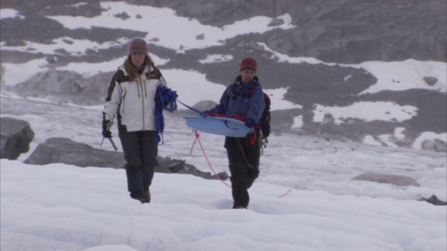 冰上登山者徒步穿越朱诺冰原。视频下载