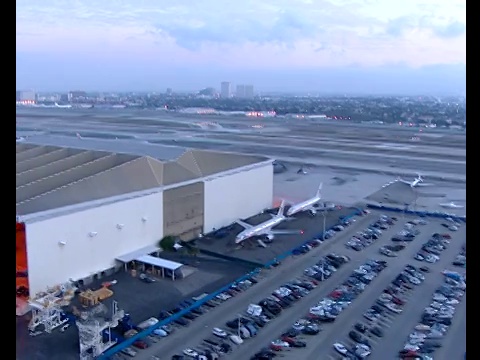 飞机滑行并在洛杉矶国际机场起飞。视频下载