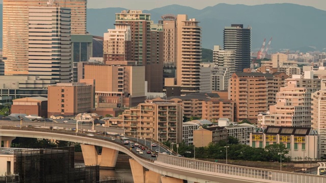 在日本南部九州福冈市，延时福冈塔日落与市中心城市景观视频素材